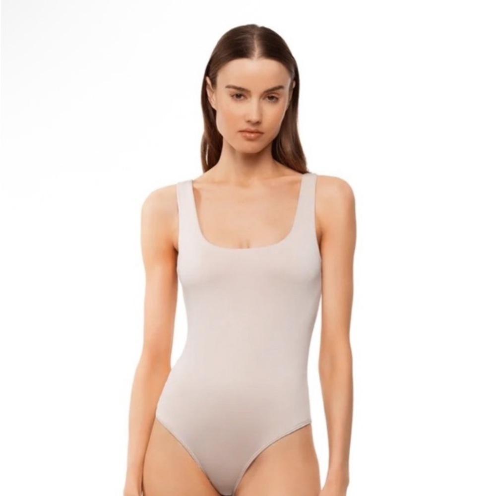 Betro Simone women’s bodysuit Scoop Neck Sleeveless Beige new size m